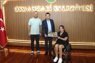 Osmangazi’nin başarılı pilotu kupayı Başkan Aydın’la paylaştı