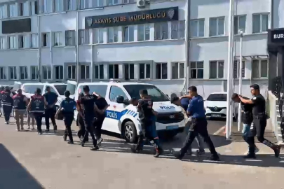 Bursa'da vatandaşlara zorla hesap açtırıp kara para aklayan şahıslara baskın