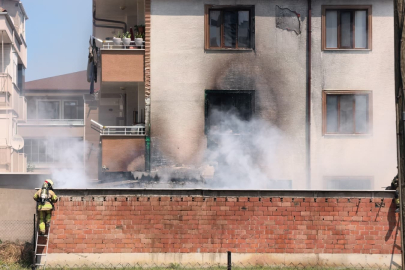 Depoda çıkan yangın apartmanı yakıyordu