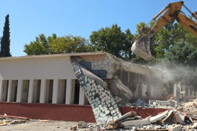 Orhangazi'deki meslek lisesinin yıkımına başlandı