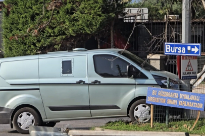 Bursa'da zırhlı banka aracı elektrik direğine çarptı