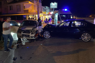 Bursa'da otomobiller kafa kafaya çarpıştı