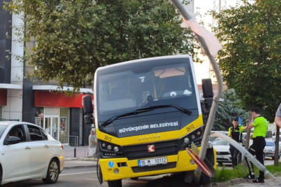 Bursa'da halk otobüsü direğe çarptı