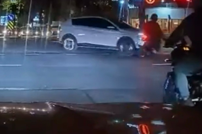Bursa'da kırmızı ışıkta geçen otomobil motosiklete çarptı