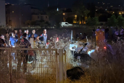 Bursa'da otomobil tarlaya uçtu