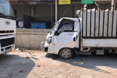 Duran kamyona çarpan kamyonetin sürücüsü ağır yaralandı