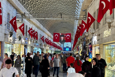 Bursa'da Tarihi Kapalı Çarşı Türk bayraklarıyla donatıldı