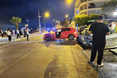 Direksiyon hakimiyetini kaybetti, karşı şeritteki otomobile çarptı: 4 yaralı