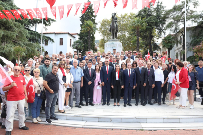 YENİ Parti Bursa Örgütü Atatürk Anıtı'nda; '30 Ağustos bir milletin var olma kavgasıdır'