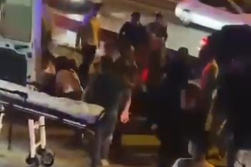 Bursa'da feci kaza; Yolun karşısına geçerken otomobil çarptı, 1'i ağır 2 yaralı