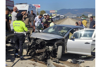 Otomobil bariyerlere ok gibi saplandı; 3 yaralı