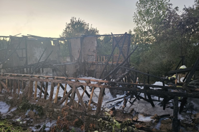 İnegöl'de metruk bina alevlere teslim oldu