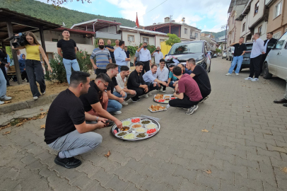 Bursa'da asırlık düğün geleneği: 200 metreyi 4 saatte geçtiler