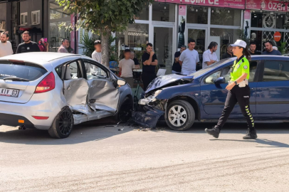 Bursa'da iki otomobil kafa kafaya çarpıştı