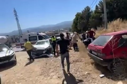 İnegöl'de otomobiller kafa kafaya çarpıştı: 6 yaralı