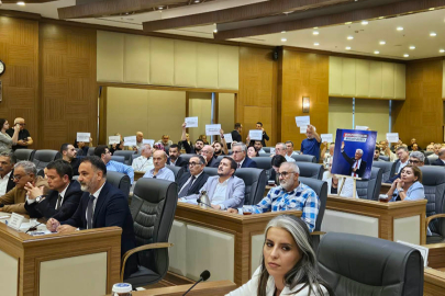 Büyükşehir Meclisi'nde pankartlı çöplük protestosu