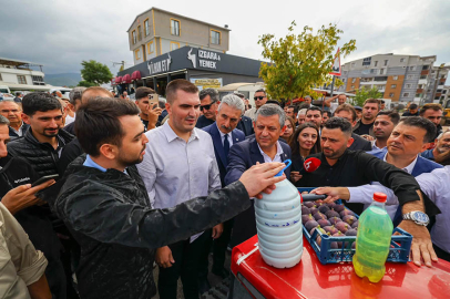 Akçalar'da çiftçiler Özgür Özel'in yolunu kesti
