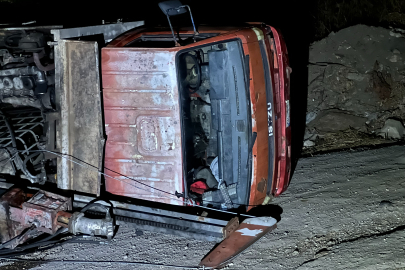 Bursa’da devrilen iş makinesinin operatörü camdan çıkarıldı
