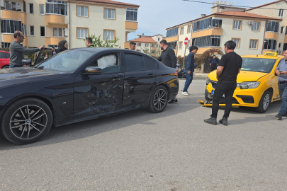 İnegöl'de taksi ile otomobil çarpıştı: 2 yaralı