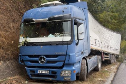 İnegöl'de şeker yüklü tır yağmur suyu kanalına uçtu