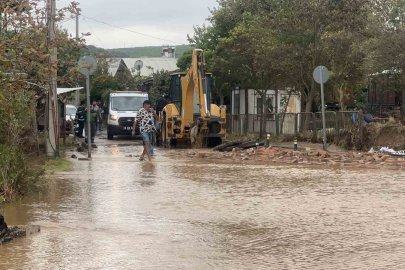 Mudanya Esence’de sel ve su baskınına müdahale sürüyor