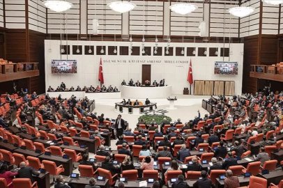 TBMM'de yeni yasama yılı başladı: YENİ Partili vekiller salonu terk etti