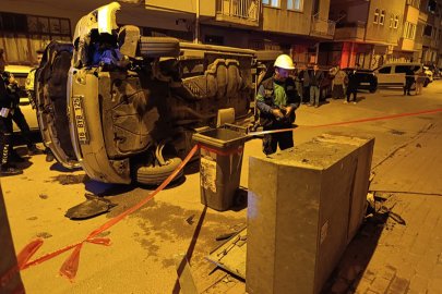 Bursa'da elektrik panosuna çarpan minibüs devrildi, şoför olay yerinden kaçtı