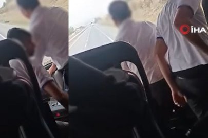 Otobüs seyir halindeyken şoför değişimi! O anlar kamerada...