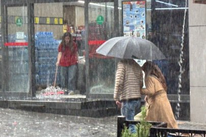 Bursa'da sağanak; İş yerlerini su bastı