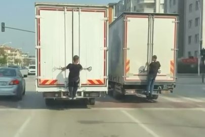 Çocuklardan trafikte tehlikeli oyun 