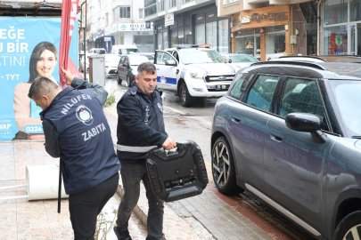 Nilüfer’de kaldırım ve yolları işgal eden tabelalar toplandı