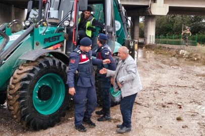 Bursa’da su taşkınında mahsur kalan vatandaşı jandarma kurtardı
