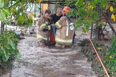 İznik'te selde mahsur kalan aile güçlükle kurtarıldı