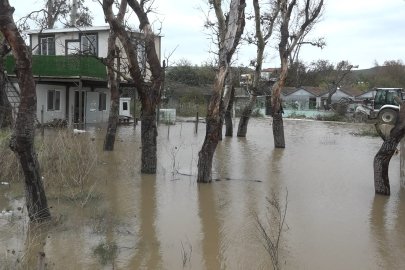 Şiddetli yağış ve fırtına Mudanya'da hayatı felç etti