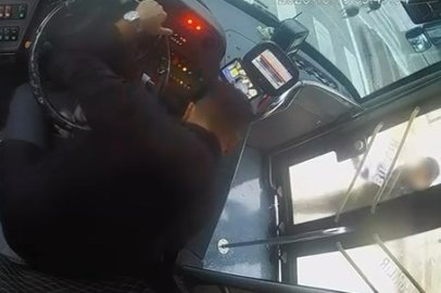 Şoförle tartıştı, kapının camını kırdı!