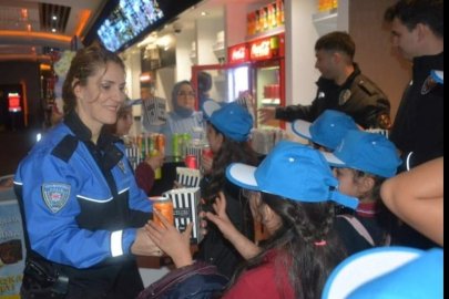 Bursa’da polis 48 öğrenciyi sinemayla buluşturdu