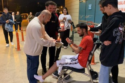 Doğum gününe giderken kaza yaptılar, pastayı acilde kestiler
