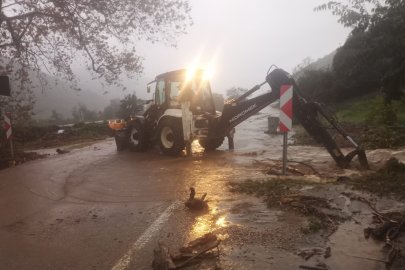 Karacabey'de şiddetli yağış sonrası tüm ekipler seferber oldu