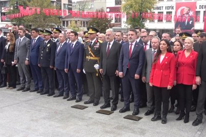 Cumhuriyetin 103. yılında Atatürk Anıtı'na çelenkler sunuldu