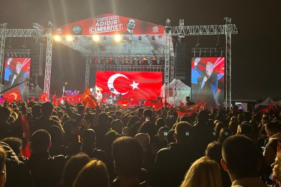 Nilüfer'de yağmura rağmen binlerce kişi Cumhuriyet için yürüdü