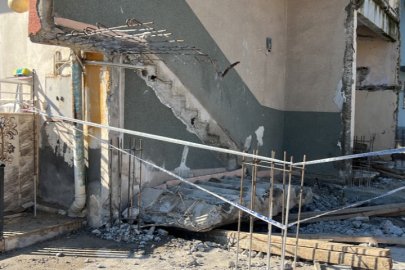 Depremde eşi ve 2 kızını kaybeden işçi, beton altında kalarak hayatını kaybetti